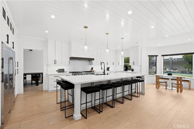 Building Photo - 5946 Woodlake Ave