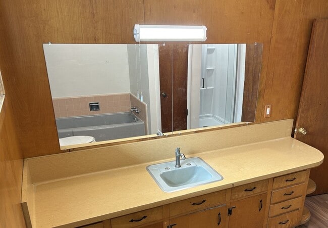 Building Photo - Wonderful 3 Bedroom, 2 Bath Home