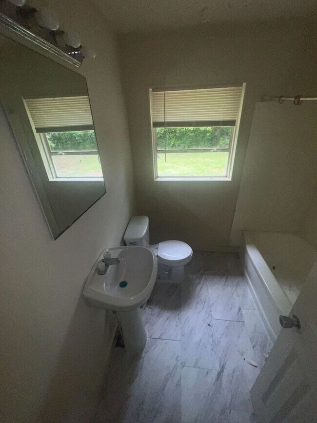 Building Photo - Nice 4 Bed 1.5 Bath in North Jackson