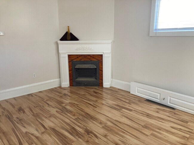 Building Photo - 1332 W 93rd St