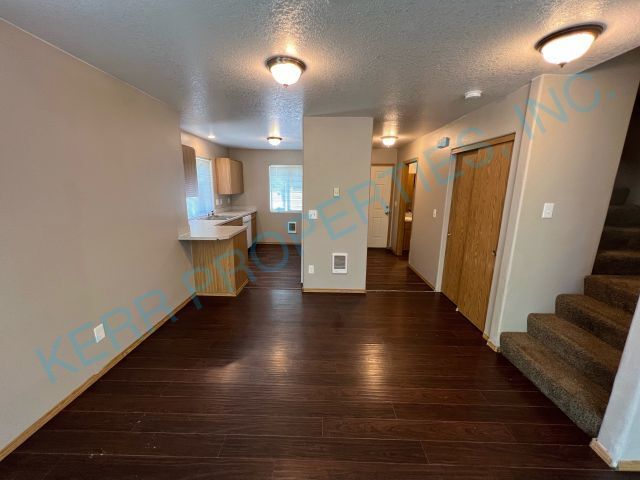 Building Photo - Beautiful 2 bedroom duplex located in Sout...