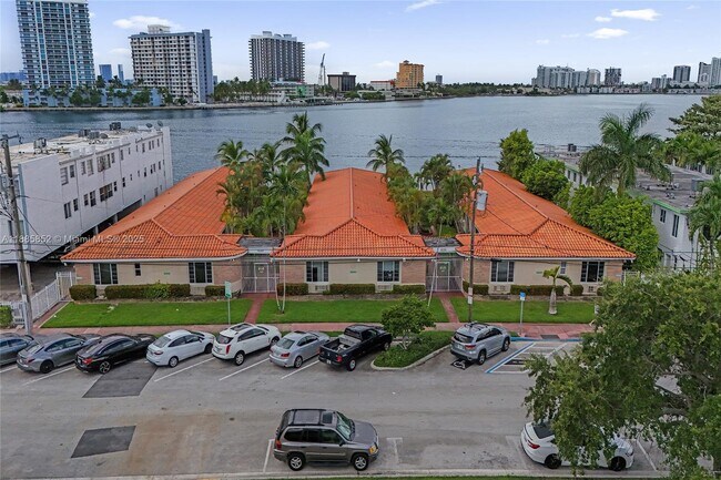 Building Photo - 2170 Bay Dr