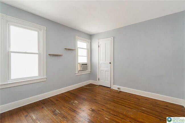 Building Photo - 423 McCartney St