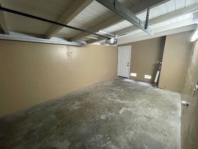 Building Photo - $3250 -- Charming, Centrally Located Singl...