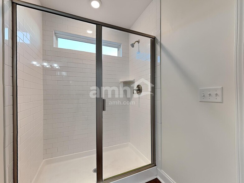 Building Photo - 208 Clearwater Cir