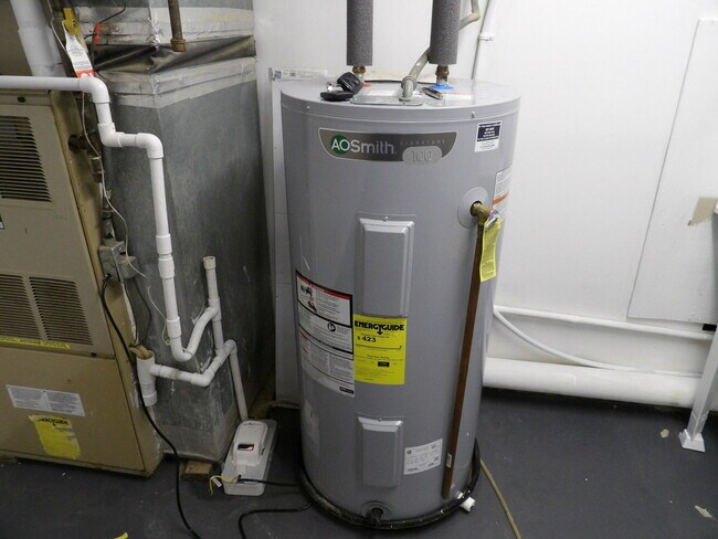 Building Photo - 102 Cedar Dr