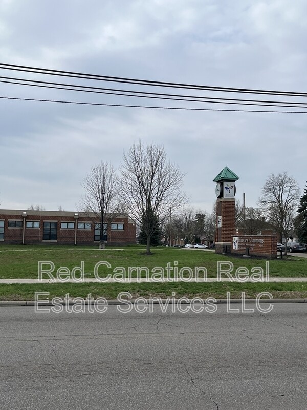 Building Photo - 1009 W Hillcrest Ave