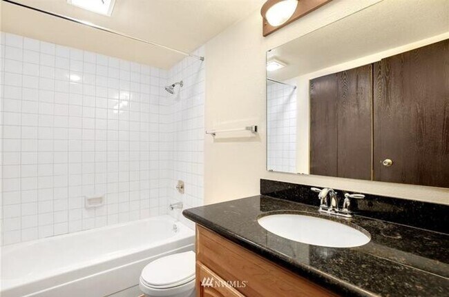 Building Photo - Location, Location, Location 3-bedroom Sammamish Bluffs Condo
