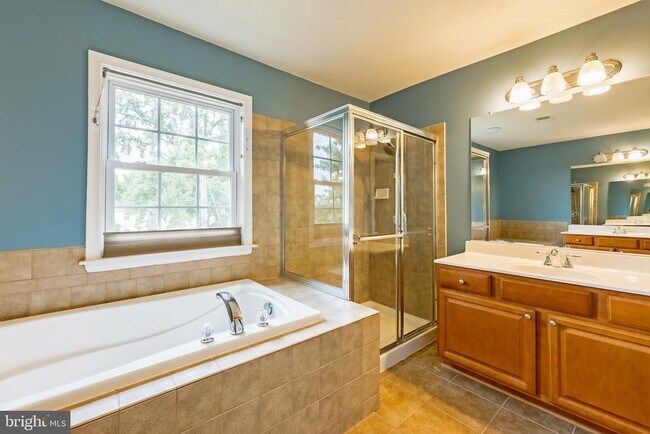 Building Photo - 3385 Beechcliff Dr