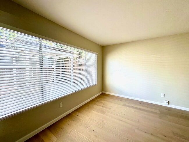 Building Photo - FOR RENT - 2 Br/1Ba 900 SF Cozy Single Sto...