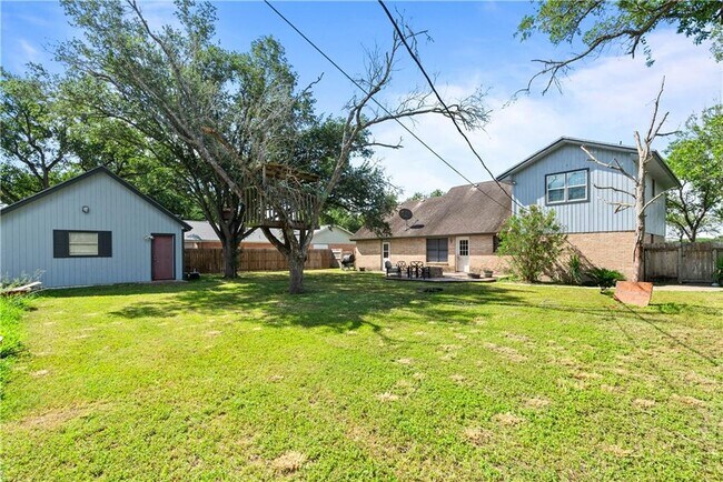 Building Photo - 607 E 11th St