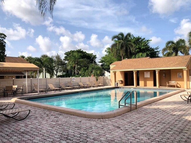 Building Photo - 3711 Carambola Cir N