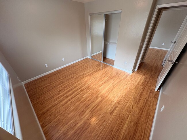 Building Photo - Lovely 5 Bedroom Home