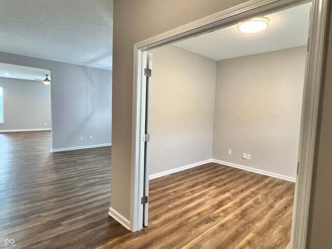 Building Photo - 5656 Grosbeak Dr