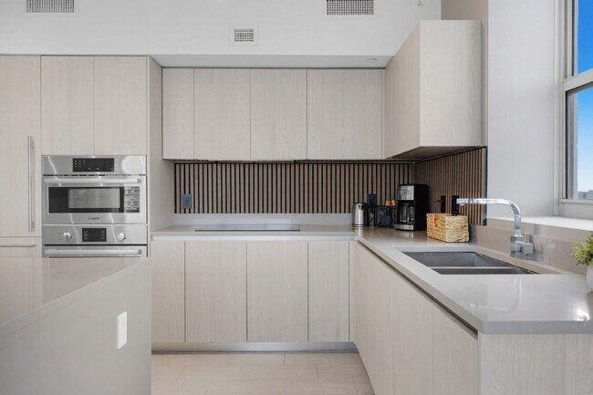 Building Photo - 4010 S Ocean Dr