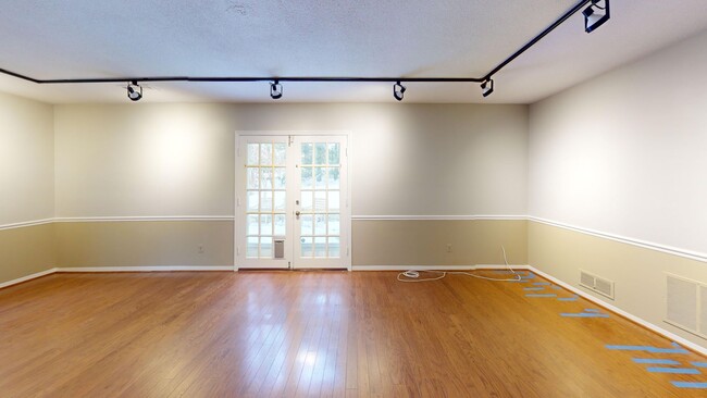 Building Photo - Bethesda/Friendship Heights Four Bedroom I...