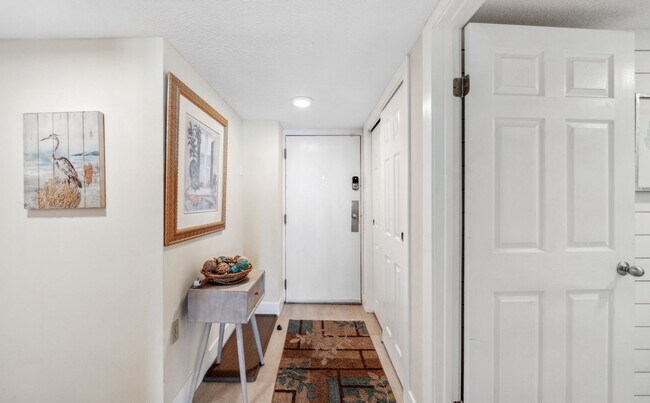 Building Photo - 7205 Thomas Dr