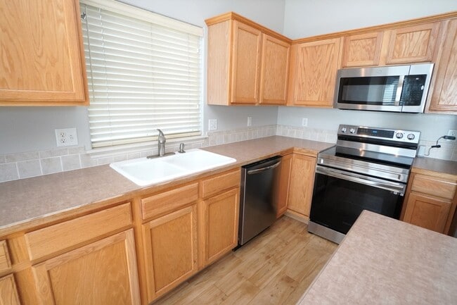 Building Photo - 1445 W Silver Salmon Dr