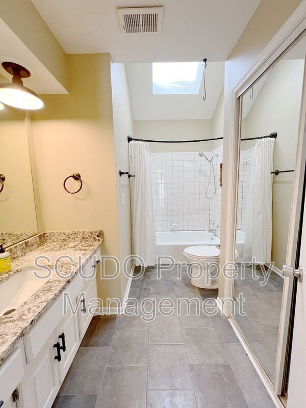 Building Photo - 15610 Outlook St