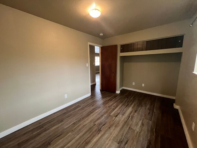Building Photo - 3 bedroom 1.5 Bathroom Duplex Available Now!