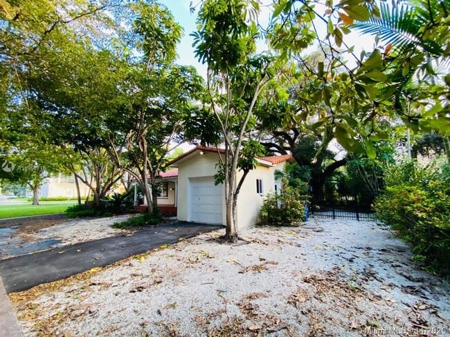 Building Photo - 800 Andalusia Ave