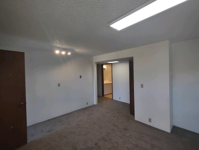 Building Photo - Large 2+ bedroom 2.5 bath home with large ...