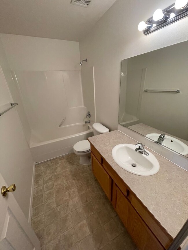 Building Photo - Darling 3 Bed, 1.5 Bath Triplex w/ Garage ...