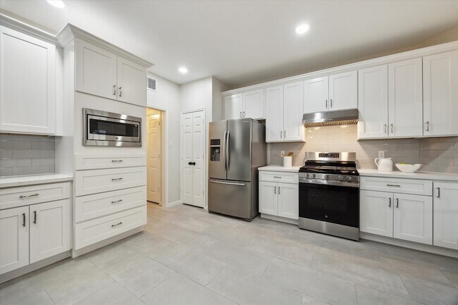 Building Photo - 2350 Seamist Cir