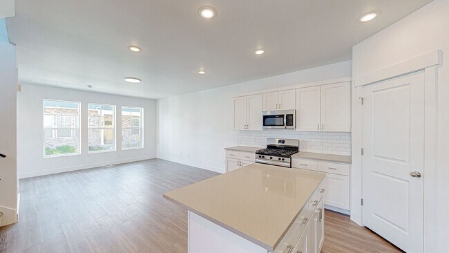 Building Photo - Incredible End Unit in Spanish Fork's River Run Community