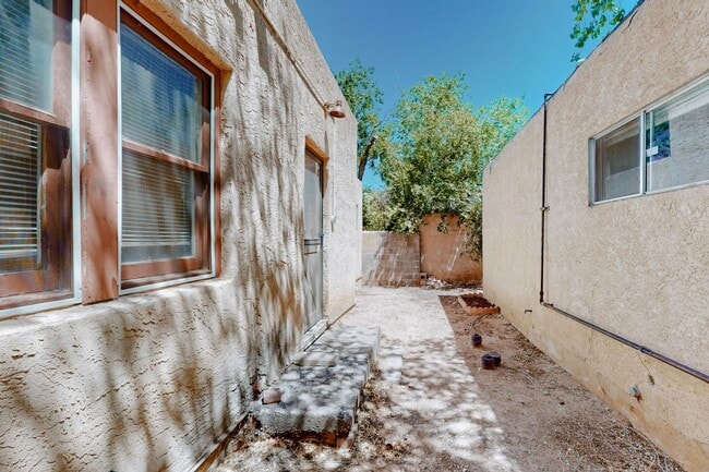 Building Photo - 212 Mesa St SE