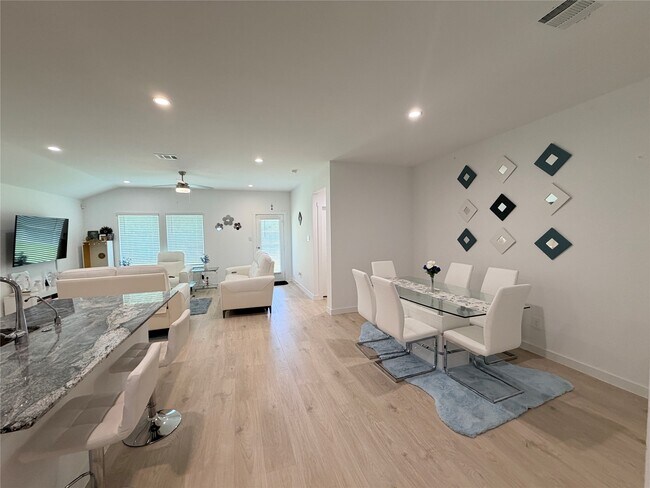 Building Photo - 4986 Edgewood Dr