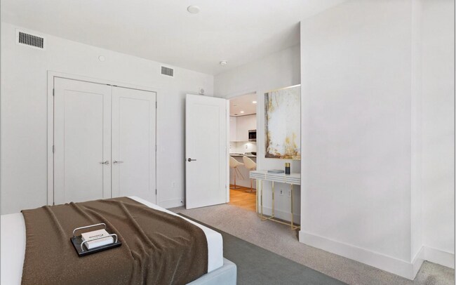 Building Photo - 1 Bed Plus Den 1 Bath! Pets Welcome! Pool!