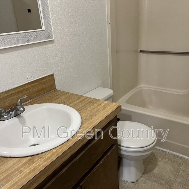 Building Photo - 404 E Redwood St