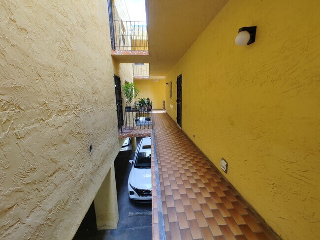 Building Photo - 1555 W 44th Pl