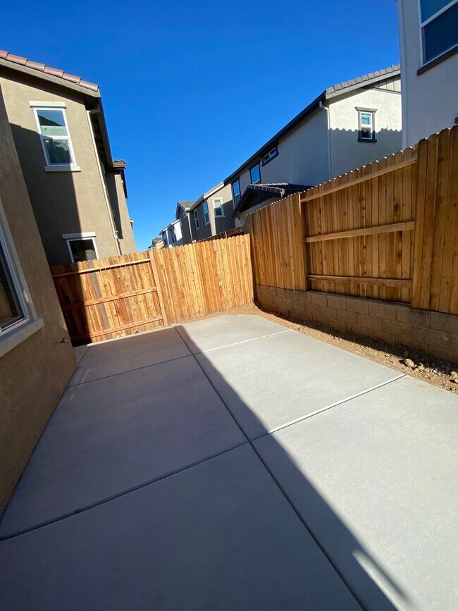 Building Photo - Beautiful 3 Bedroom Enclave at Folsom Ranch Home!