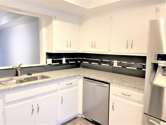 Building Photo - Spacious 3-Bedroom Home with Modern Amenit...