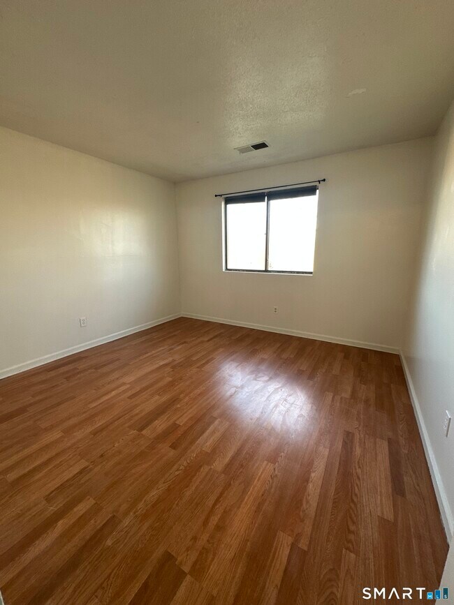 Building Photo - 140 Thompson St