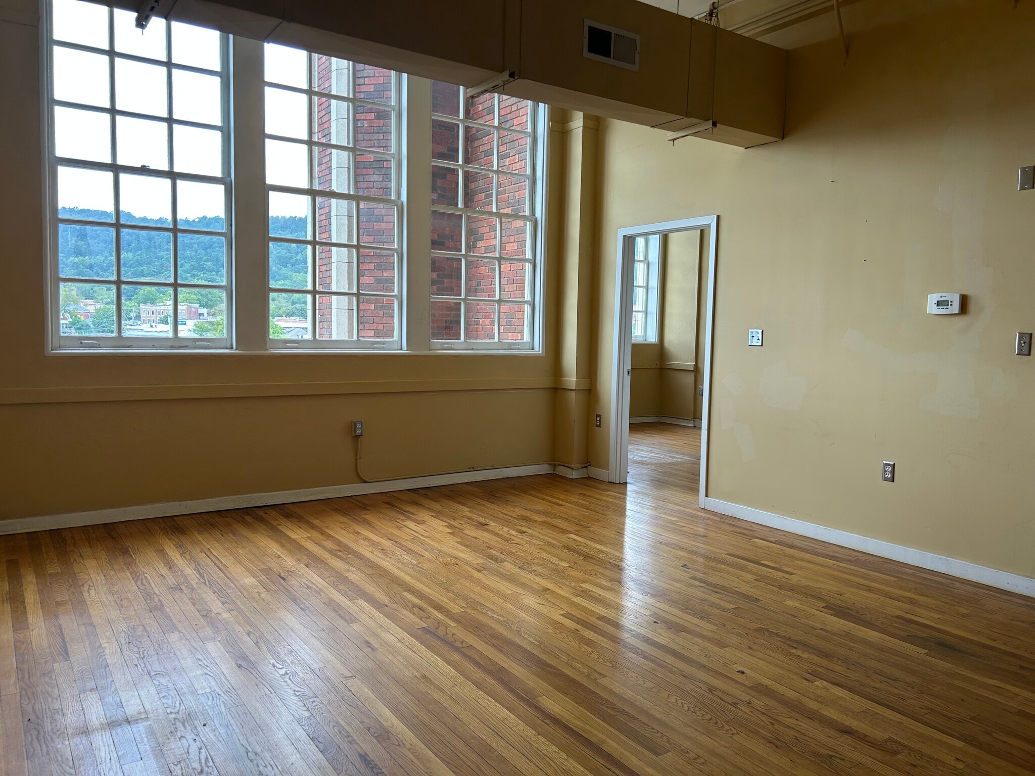 Livingroom - 125 Oak Street apartments