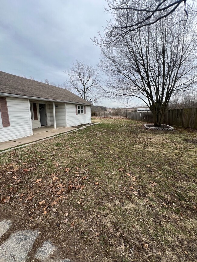 Building Photo - 3 bedroom/1 bathroom house