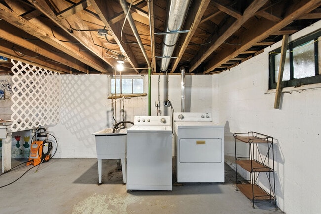 Building Photo - 5806 NE 60th Ave