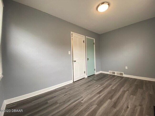 Building Photo - 215 N Oleander Ave