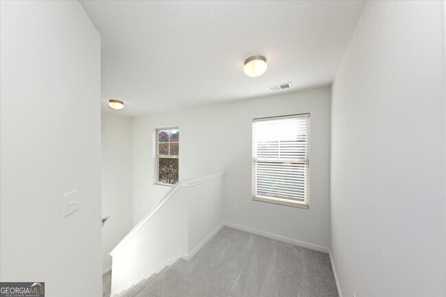 Building Photo - 541 Tulip Ln