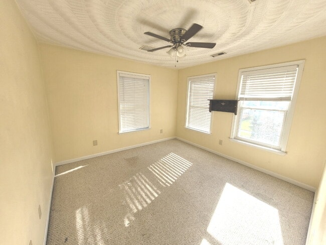 Building Photo - 3 Bedroom, 2.5 Bath Home with Open Floor Plan