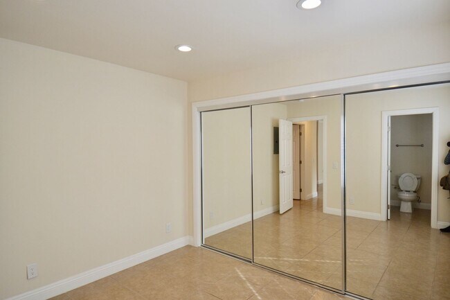 Building Photo - Ground Level Home La Jolla Village! Washer, Dryer, Parking, Upgraded Appliances! Walk to beaches!