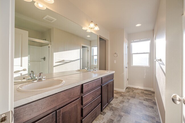 Building Photo - Stunning 3 Bed 2.5 Bath Home in Harvest Village