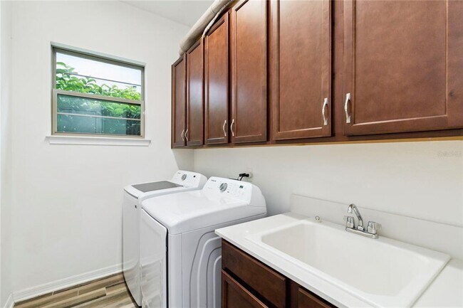 Building Photo - 10466 Siddington Dr