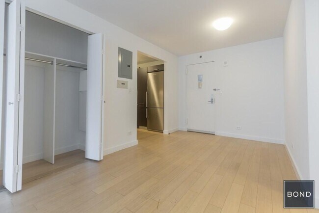 Building Photo - 222 E 39th St