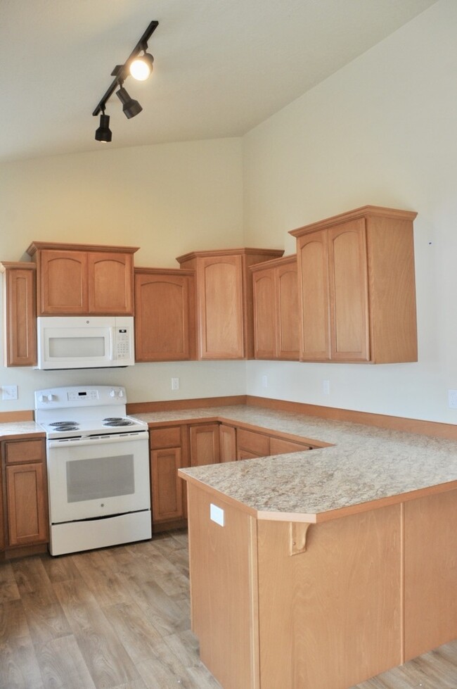 Building Photo - 3 bed 2 bath Crown Pointe Neighborhood wit...