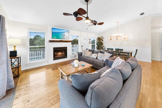 Building Photo - 501 Dolphin St