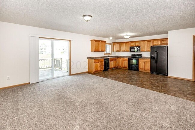 Building Photo - Spacious 4 Bedroom Townhome in Great Neigh...
